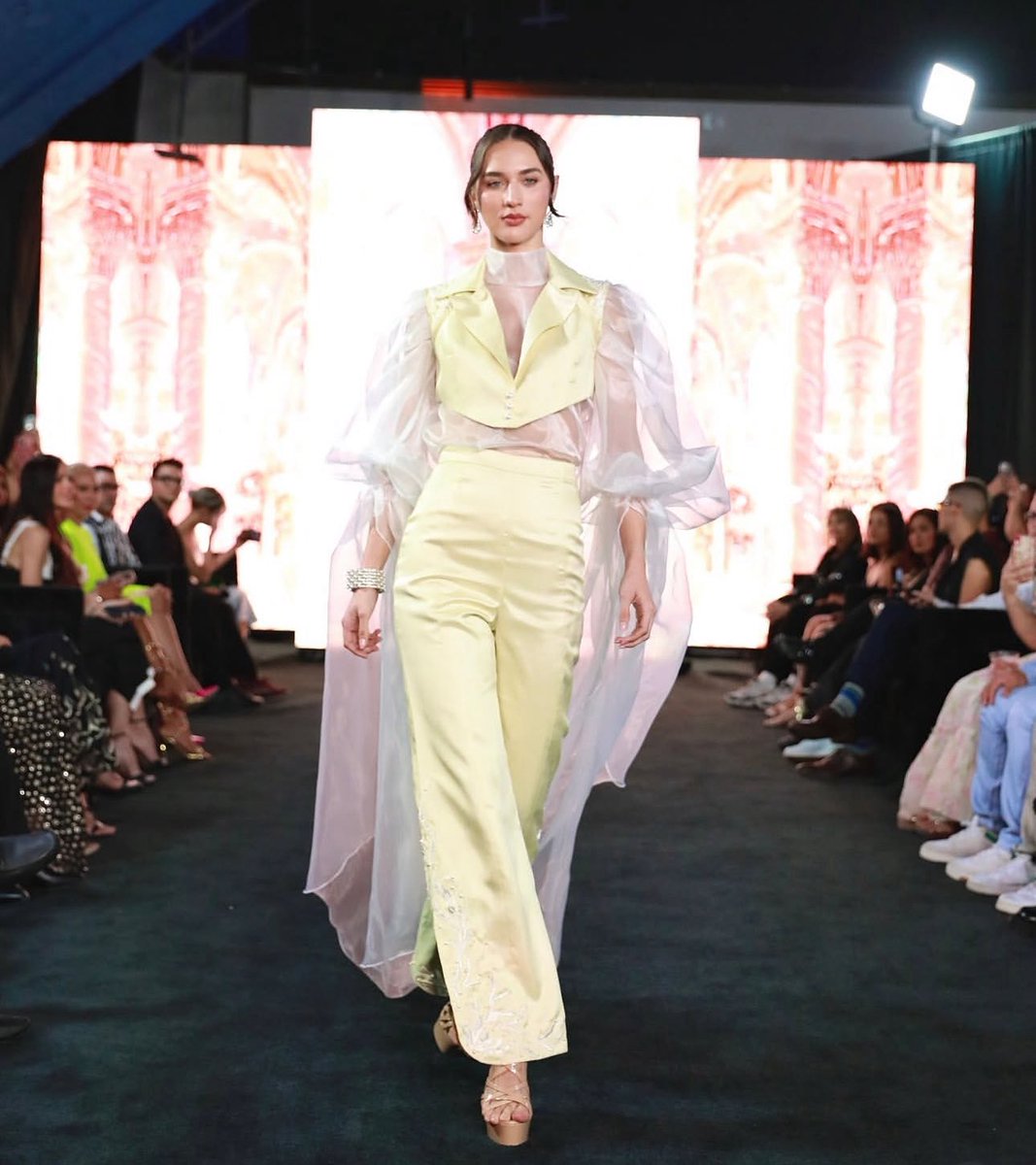 ronelhdez's tweet photo. Así nace RONEL como diseñador. Agradecido con @lisathon por su apoyo incondicional. 
ESTO APENAS COMIENZA.
#fashion #fashiondesigner #moda #ronel #style #elegance https://t.co/O6lfrE95Uz