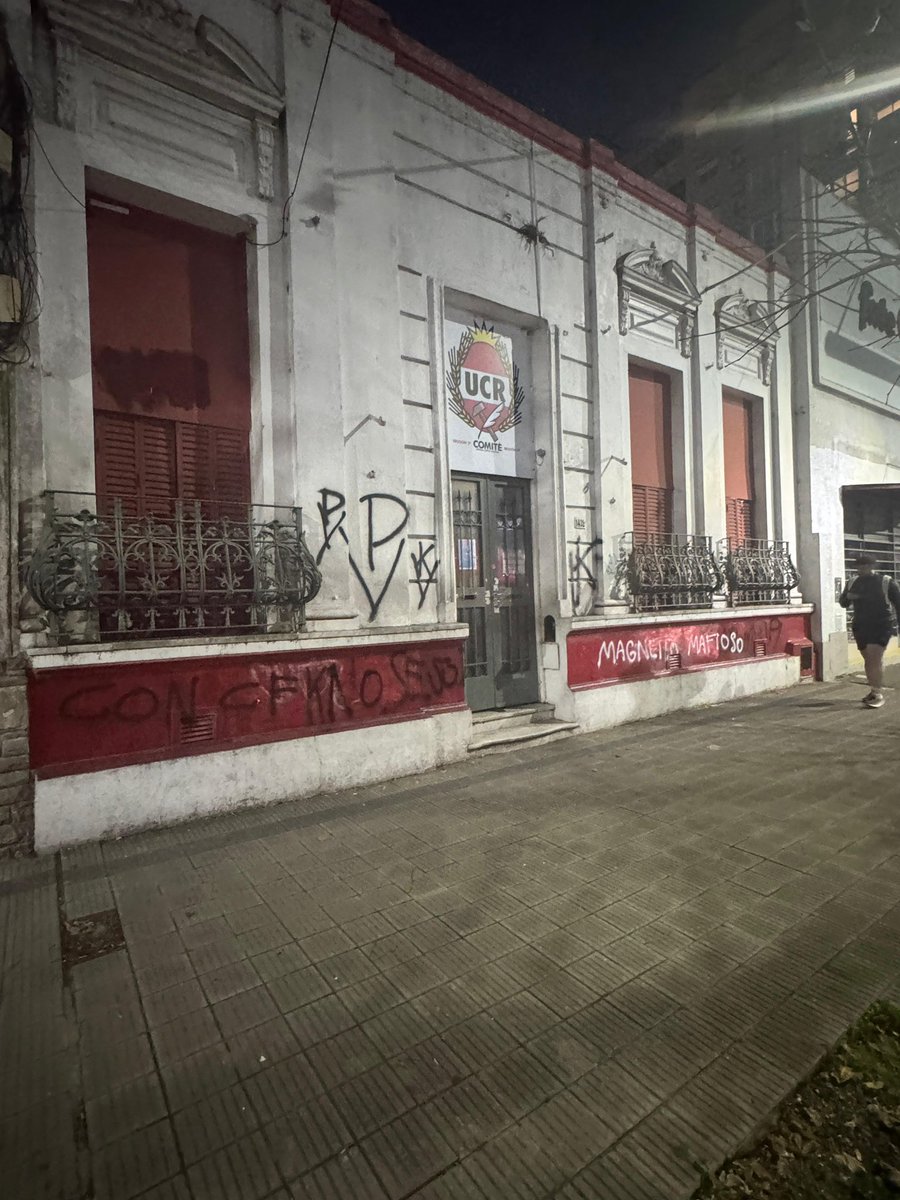 pablonicoletti_'s tweet photo. ¡BASTA DE VIOLENCIA POLÍTICA!

En las últimas horas fueron vandalizados los comités de la Segunda Sección (calle 4 entre 43 y 44), Tercera y Novena Sección (calle 7 entre 62 y 63), Quinta Sección (calle 25 y 60), Octava Sección (calle 47 entre 22 y 23), así como también la Casa Radical Ricardo Balbín, sede de la Junta Central y de la Sección Primera (calle 48 entre 5 y 6).

No se trata de hechos aislados: estamos frente a un ataque sistemático, coordinado y profundamente antidemocrático.

Desde la UCR La Plata expresamos nuestro más enérgico repudio a esta cadena de agresiones. Ninguna diferencia política justifica el hostigamiento a los espacios de militancia ni el ataque a los símbolos de nuestra historia democrática.

En un clima social cada vez más cargado de intolerancia, hacemos un llamado urgente a bajar el tono, terminar con los discursos de odio y recuperar el respeto por quien piensa distinto.

Defender la democracia no es una consigna vacía: es una responsabilidad de todos.
Y es ahora, antes de que sea demasiado tarde.