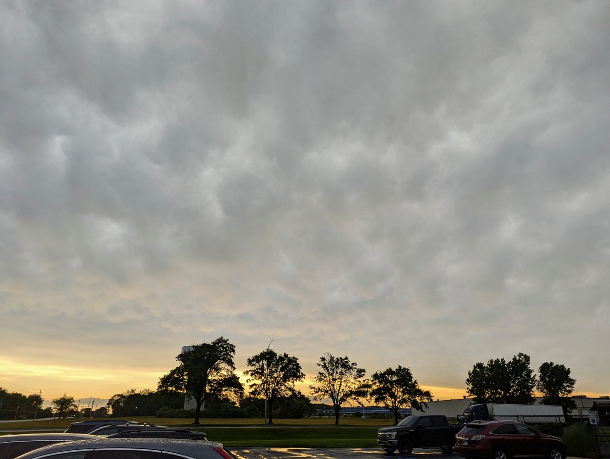 HancockIN911's tweet image. π¨ Hancock Storm Reportπ¨
Very strong winds, only branches/limbs down. No reports of any major damage yet
Maybe even some mammatus clouds and a peek of sun?
@NWSIndianapolis