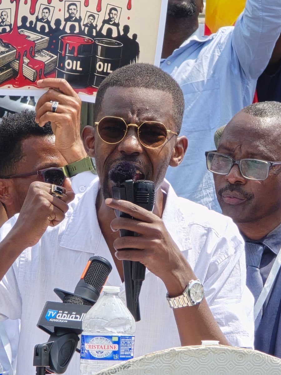 بصفتي ثائرًا وحقوقيًا و ممثل لجهات أوروبية، أُعلن تضامني مع ثوار السودان، الهامش، وقوات الدعم السريع في نضالهم من أجل دولة مدنية عادلة.
أنا ضد الاستبداد والتهميش، ومع حق الشعوب في تقرير مصيرها.

لست كجبريل إبراهيم الذي أقرّ بتدخله عسكرياً في تشاد،
ولست كالدول التي تُبيد الهامش