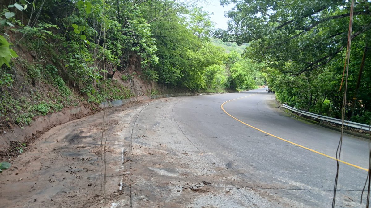 Nuestros equipos removieron un derrumbe con maquinaria en la calle que conduce de San Miguel hacia La Unión. 

Conduce con precaución y sigue las instrucciones de nuestro personal en la zona. ⚠️