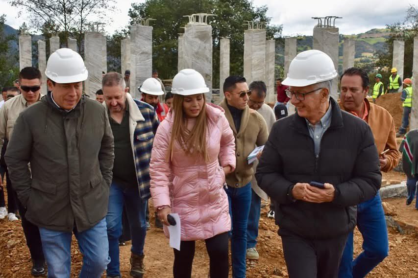ElizbethCristi7's tweet photo. Esto no lo muestran en Caracol ni en RCN🧐

Y entonces mientras otros solo prometían, @GA_Jaramillo cumple.
Con $3.150 millones se construye el nuevo Centro de Salud Simón Bolívar en Tutazá, Boyacá, con dotación y ambulancia incluida. Para mi no de los mejores ministros del Gobierno, llevando salud donde antes solo había abandono.
