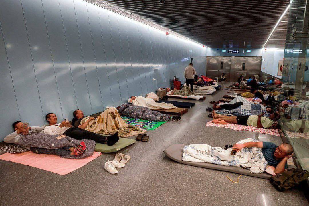 İsrail’de yabancı işçiler sığınaklara alınmadığı için metrolarda uyuyor.