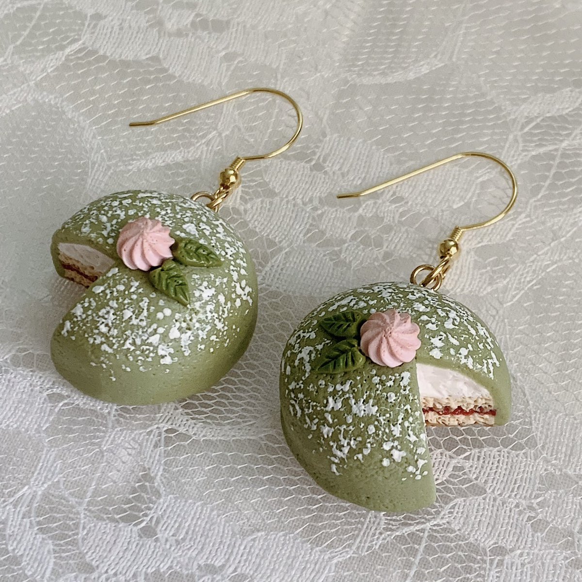 hello my darlings, first batch of princess cakes are going out tomorrow yay!!!! i wasn’t sure how many people would like/recognize these, so i played it really safe. i think i’ve got sculpting them down to a science now, so i went ahead and put a few more up on the shop 🤍