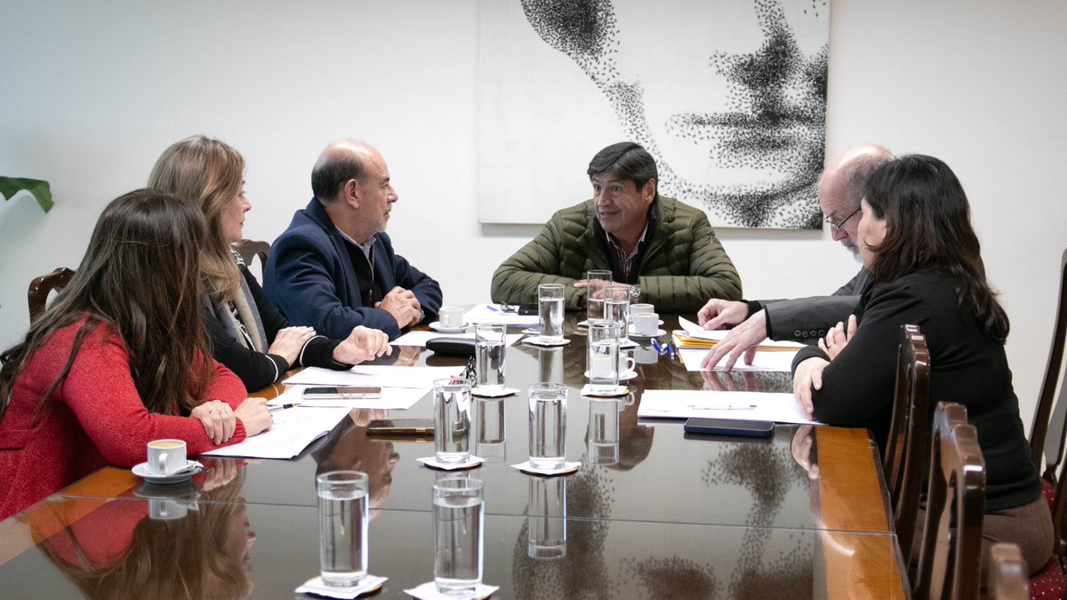 CaroVargasTuc's tweet photo. Avanza la actualización del Digesto Jurídico en la Comisión de Educación

Hoy acompañé la reunión de la Comisión Permanente de Educación, en la que se firmaron los dictámenes de los proyectos enviados por el Poder Ejecutivo sobre titularizacion docente y desconexión digital, un proyecto sobre reconocer a los centros de estudiantes de la Legisladora Adriana Najar. También se firmó el dictamen del compendio de leyes que le competen a esta comisión en el marco del proceso de actualización del Digesto Jurídico.

Participaron:
👨‍🏫 Presidente: Héctor Aldo Salomón
👩‍🏫 Vicepresidenta: Prof. Adriana del Valle Najar
👥 Integrantes: Sara Elizabeth Lazarte y Carlos Francisco Gómez.

Seguimos avanzando en este proceso fundamental para construir un marco normativo más claro, accesible y coherente para toda la ciudadanía.

🗓 Las sesiones especiales donde se tratarán estos compendios serán los días 24 y 25 de junio, y 1 y 2 de julio.