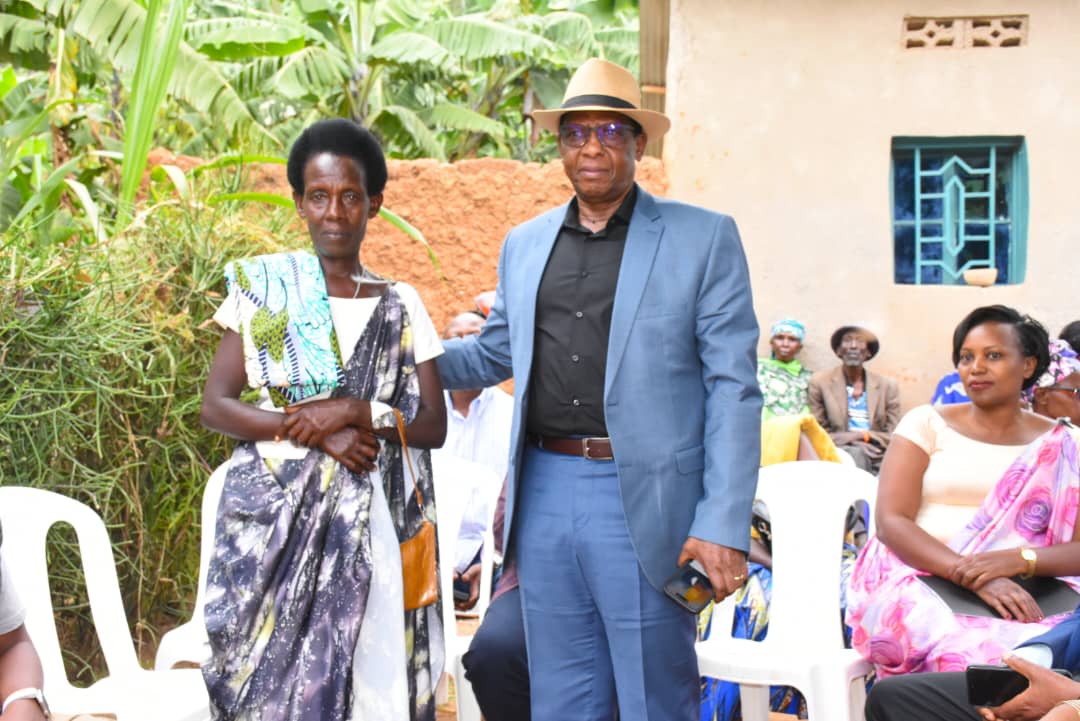 Umurenge wa @Gitokisector,  Mukarusagara Verena uwacitse kw'icumu rya genocide yakorewe Abatutsi1994 yahawe inzu ifite agaciro ka 12M yubakiwe n'urugaga nyarda rw'amakoperative umuhango wayobowe na Mayor wa <a href="/GatsiboDistrict/">Gatsibo District</a>
Turashima🙏
<a href="/RwandaEast/">𝐄𝐚𝐬𝐭𝐞𝐫𝐧 𝐏𝐫𝐨𝐯𝐢𝐧𝐜𝐞 | 𝐑𝐰𝐚𝐧𝐝𝐚</a> <a href="/RwandaLocalGov/">Ministry of Local Government | Rwanda</a> <a href="/Unity_MemoryRw/">Ministry of National Unity and Civic Engagement</a>