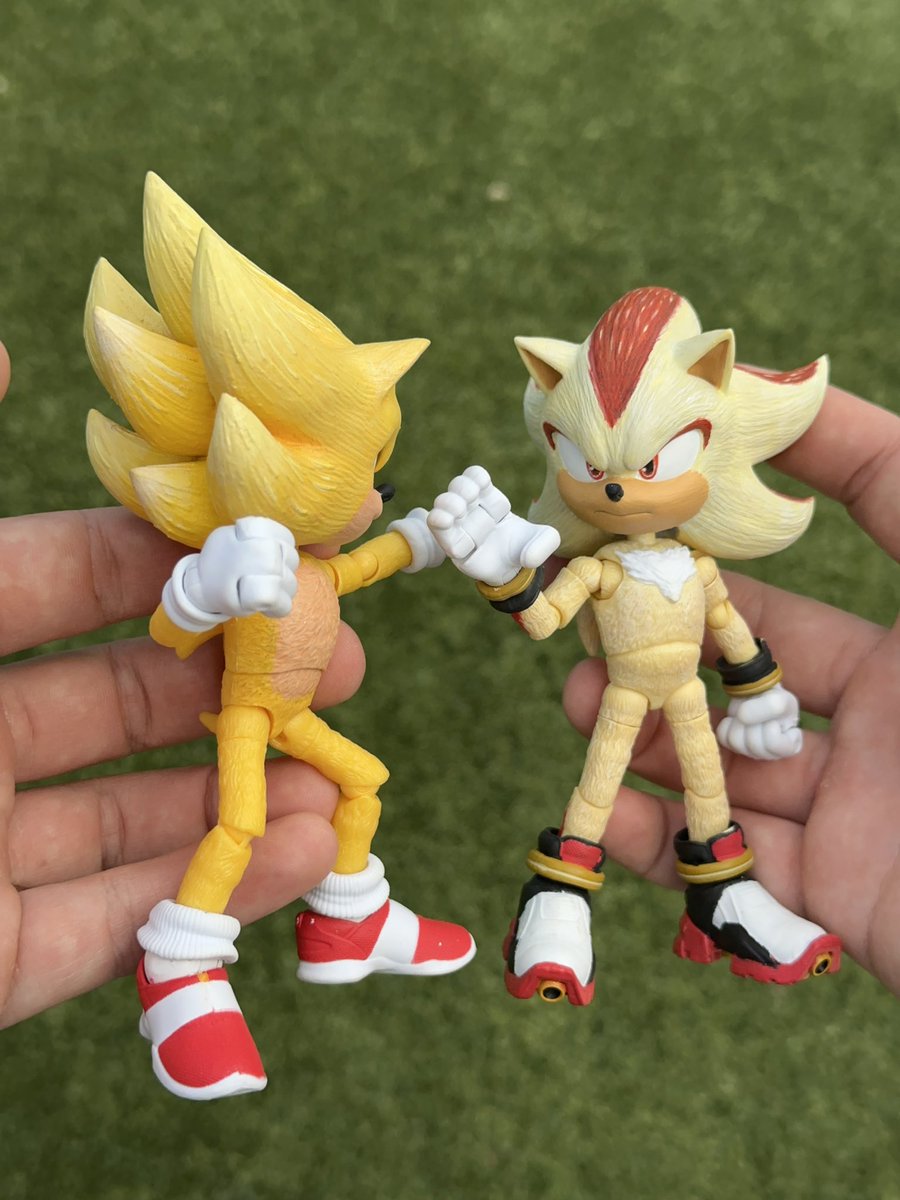 🔵- “Ready to recycle some tin cans? 😏”
🔴- “Just try to keep up.”

Custom Sonic Movie 3 Super Sonic and Super Shadow action figures!