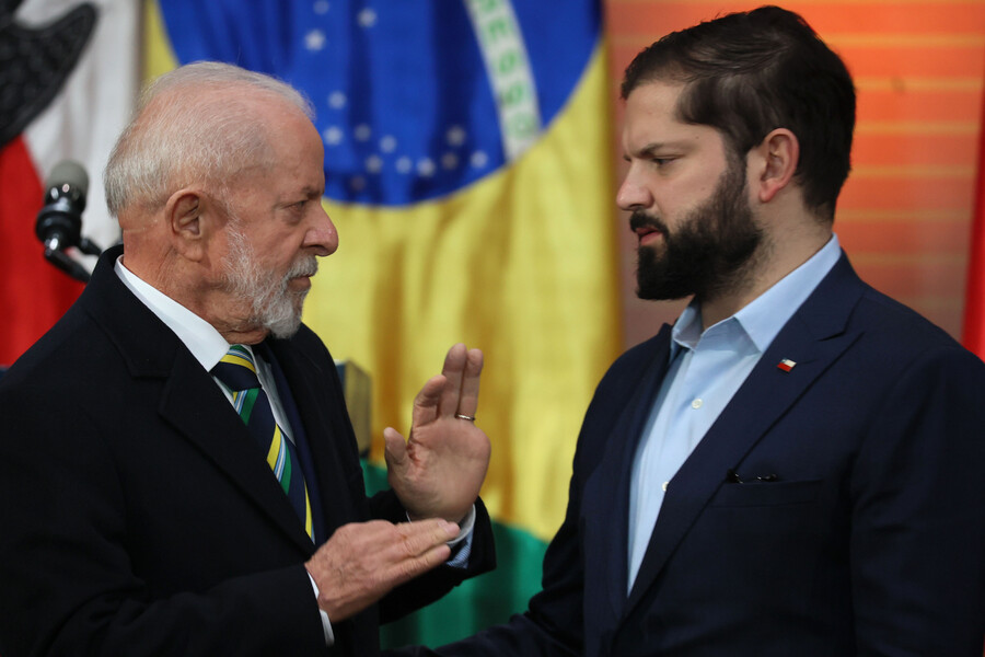 uchileradio's tweet photo. #COLUMAN del Director | Chile y los BRICS: diversificar para no depender
Lo que está en juego es la posibilidad de articular una diplomacia activa, que permita ampliar los márgenes de acción del país y reforzar su autonomía frente a actores externos que muchas veces han pasado el gato de la subordinación por la liebre de la cooperación.
https://t.co/rtcLuN1Rk9