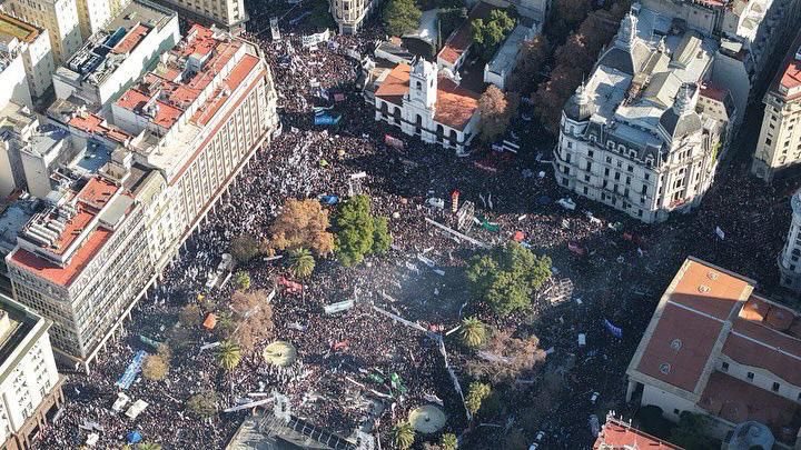 Hoy estuvimos en la Plaza de Mayo defendiendo la democracia 🇦🇷

Emocionante ver al pueblo que se movilizó para acompañar a Cristina y rechazar una condena que tiene el objetivo de perseguir a quienes piensan distinto.

A pesar de los ataques y las provocaciones vamos a seguir