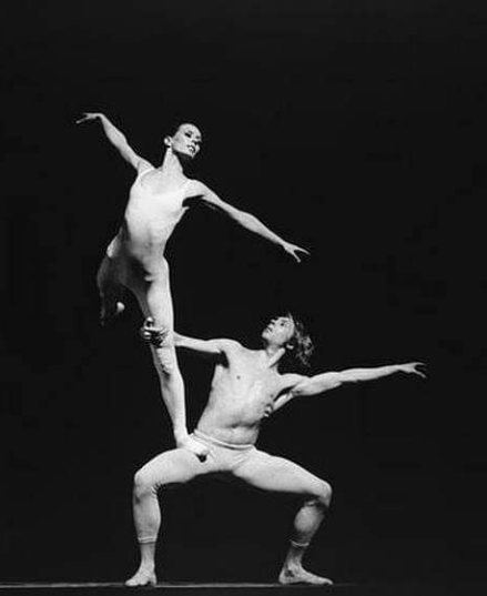 Jorge Donn y Tania Bari en escena, 1970.
Dos intérpretes fundamentales del Ballet del Siglo XX bajo la dirección de Maurice Béjart.
La imagen refleja el rigor estilístico y la precisión física característica de la compañía en esa década #BalletDelSigloXX #MauriceBejart