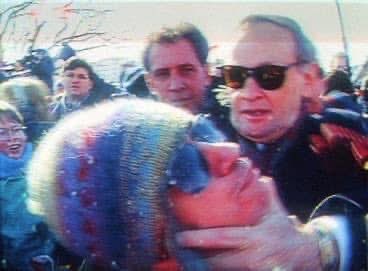 oldcanadaseries's tweet image. On Feb. 15, 1996 Chrétien did the infamous Shawinigan Handshake on a protester in Ottawa.