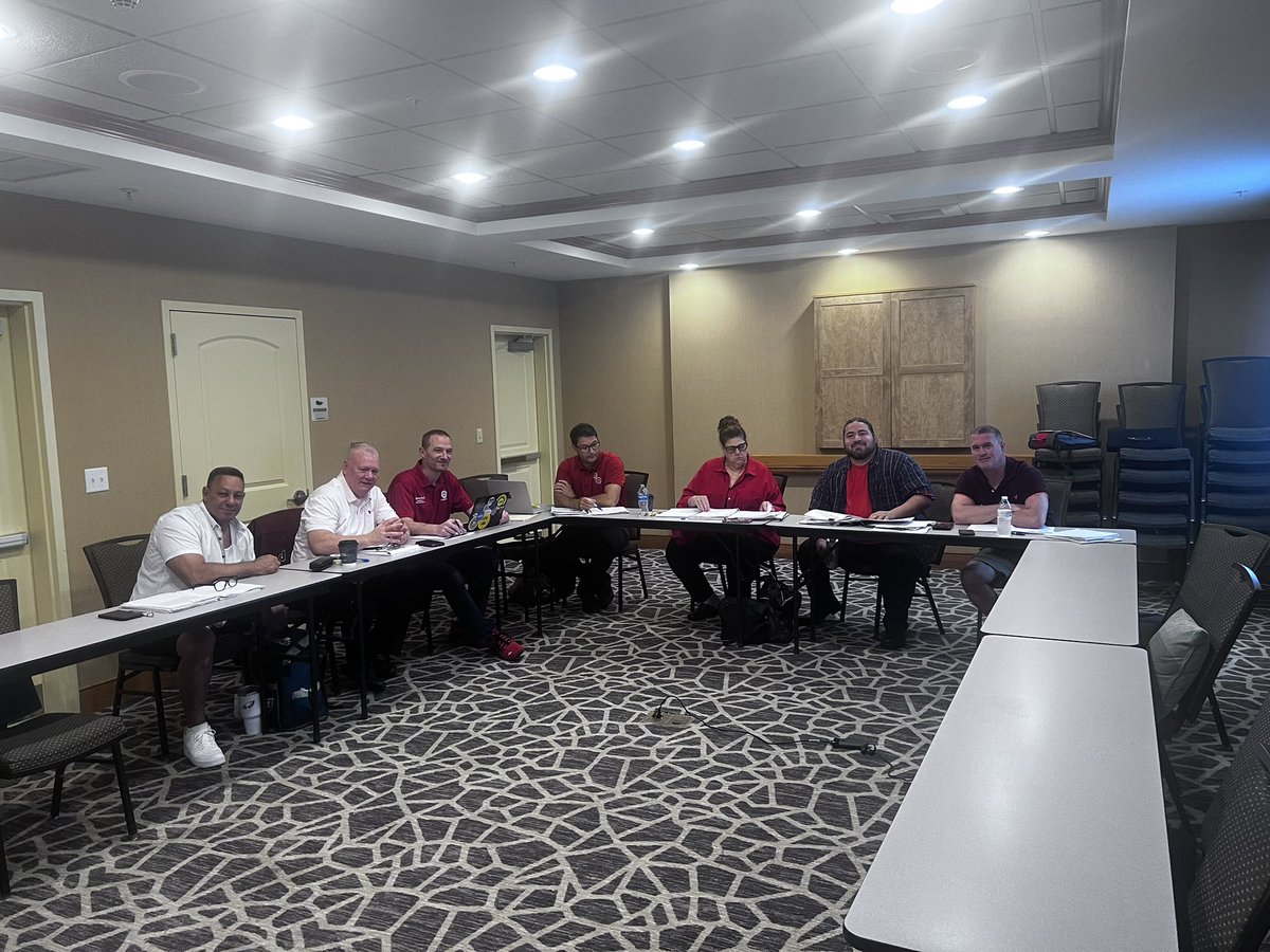 UAWregion9's tweet image. Negotiations are ongoing for UAW Local 677 Universal Logistics, with the committee united in their efforts to secure a first contract!! #uaw #solidarity #negotiations