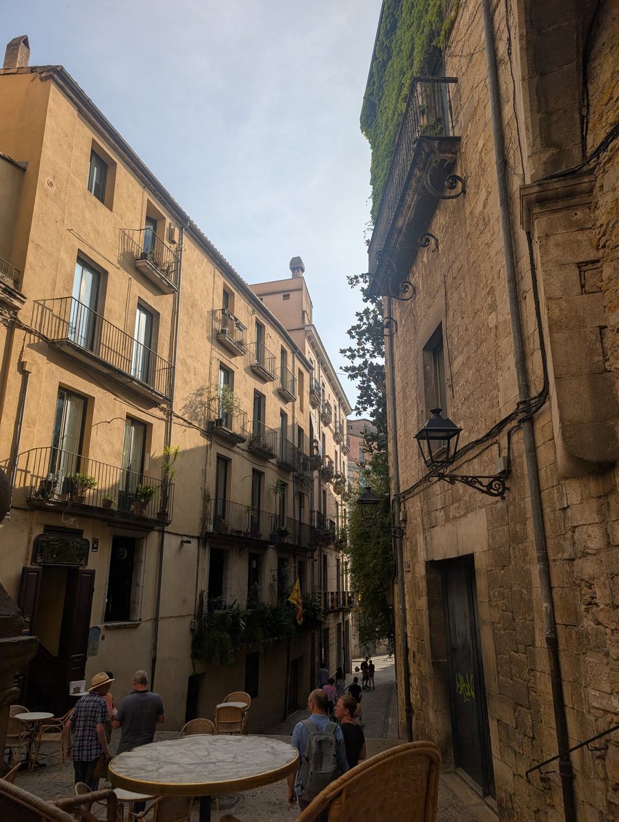 Как быстро обрести счастье:
1. Едешь на станцию passeig de gracia 
2. Садишься на электричку R11
3. Выходишь в Жироне
4. Садишься снаружи café le bistrot 
5. Наслаждаешься едой и напиткам на вот такой улочке