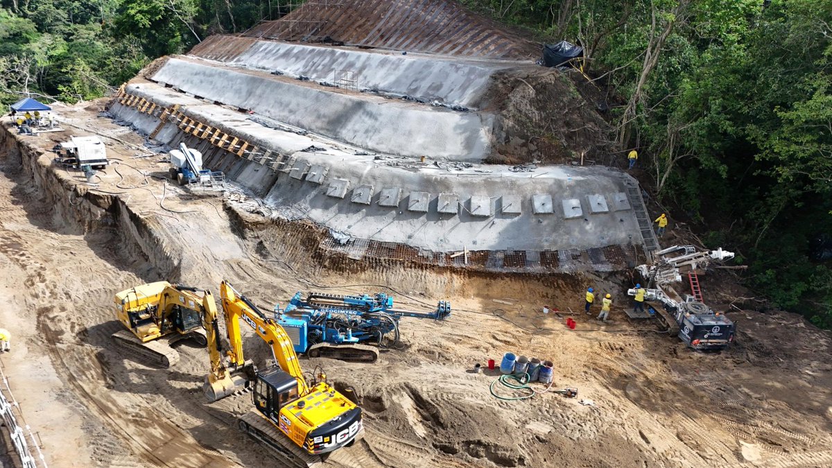 Los equipos del Ministerio de <a href="/ObrasPublicasSV/">Ministerio de Obras Públicas</a> continúan con la instalación de anclajes de hasta 38 metros en los taludes de la carretera Los Chorros, como parte de las obras de estabilización en la zona.