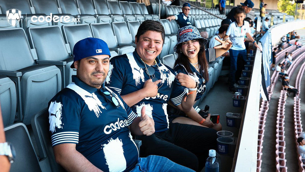 Rayados's tweet photo. Los invitados de @CodereMX vivieron un partidazo en el Rose Bowl.🏟️💙🙌🏼

¡Gracias por alentar en cada momento al #MonterreyAnteElMundo!👊🏼⚽ https://t.co/y48SqdvnAe
