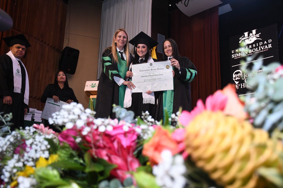 🎓Un día para recordar, una historia que apenas comienza.

📸 Así se vivió la ceremonia de grados del programa de Ciencias Jurídicas y Sociales.

¡Felicitaciones, graduados! 🥳