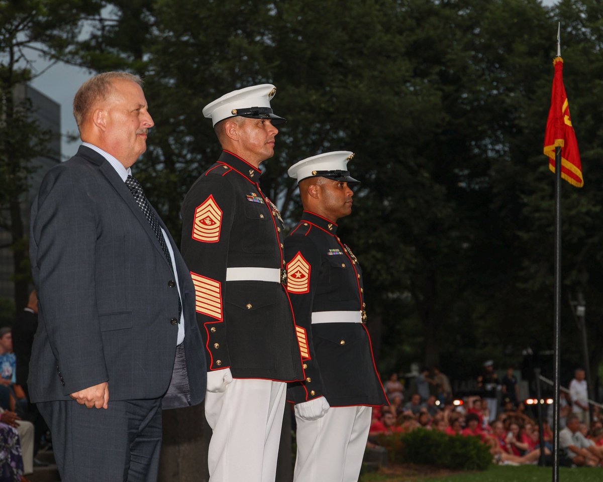 USMCSgtMaj's tweet image. Last night, I had the honor of hosting the enlisted #SunsetParade at the USMC War Memorial. Alongside @MBWDC, I welcomed our guest of honor, Sgt. Maj. Justin Lehew (Ret.). The parade was comprised entirely of enlisted #Marines, signifying the importance of our enlisted force.