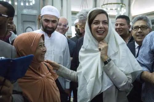 Le ragazze iraniane condannate a morte, se vergini, non possono essere giustiziate, quindi vengono costrette a un matrimonio fittizio e poi stuprate.
In che punto della vita vi è marcito il cervello, tanto da farvi levare la voce in difesa di queste merde?