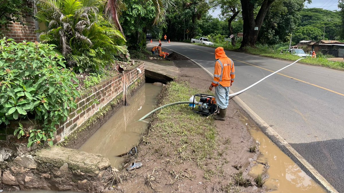 Un equipo de <a href="/FOVIALITO/">FOVIAL</a> realiza limpieza de drenajes y cunetas en la carretera antigua a Santa Ana.

Estas acciones contribuyen a evitar inundaciones por la acumulación de basura.