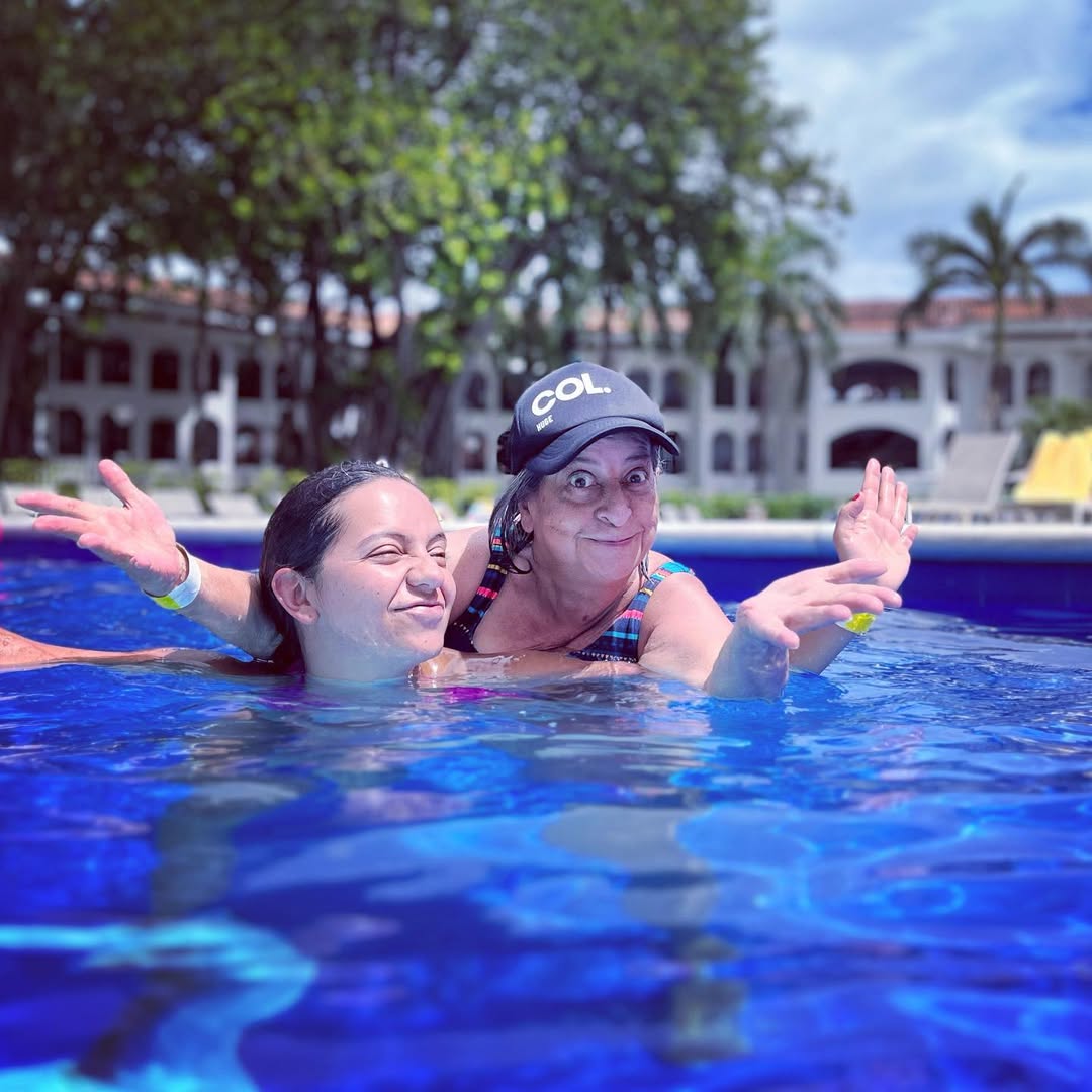 Dicen que Millonarios es grande por su historia, pero gigante por su gente. Ⓜ️

La historia de Genoveva Vergara y su hija Laila, azules hasta la médula, lo comprueba. Bienvenidos a esta historia de amor, un amor pintado de 💙 y 🤍  que conmemora estos 79 años de existencia. 🧵⬇️