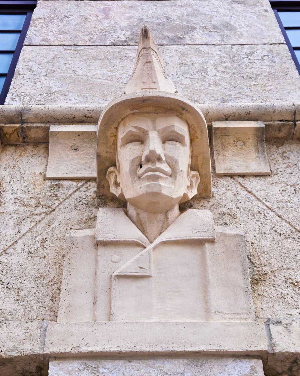 On the façade of CGM—once the city’s Police and Fire Station—stand two keystone firefighter sculptures by Joan Keller (1939), believed to depict real CG firemen.

They echo our exhibition "Coral Gables Fire", celebrating 100 years of bravery.

#CoralGablesMuseum