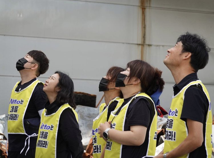 노사가 어렵게 합의하고
97일만에 내려오는 김형수지회장을
체포하겠다는 경찰
나때도 크레인 밑에 경찰들이 쫙 깔려서
체포하겠다 해서 하루 늦게 내려왔다
그땐 이명박정부였다
지금은 달라야 한다
병원부터 가게 하라!
아울러 박정혜도 고진수도
한시바삐 내려올 수 있길.
박정혜 고공농성 529일.