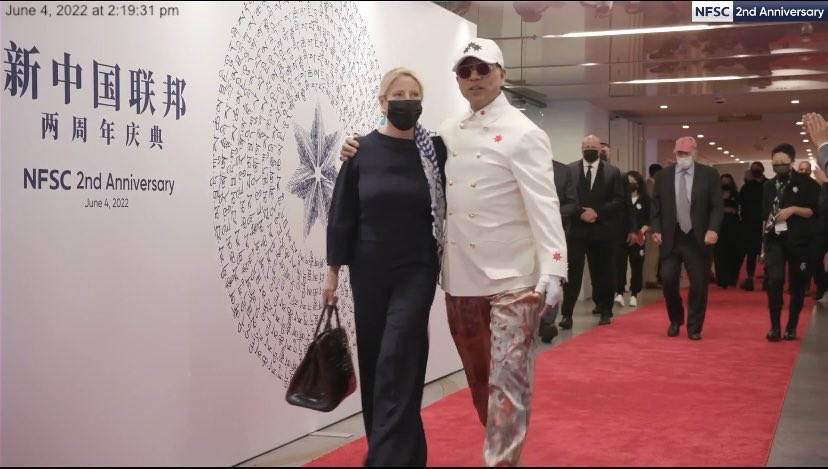 摩根斯坦利、黑石公司是和上海帮江家一起玩钱的，是ccp盗国贼渗透美国沼泽地的典型案例，也是美国趋于分裂的根源。

康妮是摩根家族被郭粘的代表，NFSC还给了出场费，也会被拖进这个Rico司法局。

欣赏下欺哥的表演艺术：轻佻的勾肩、浮夸的打扮、六亲不认的步伐.... 是反讽和映射。🙂