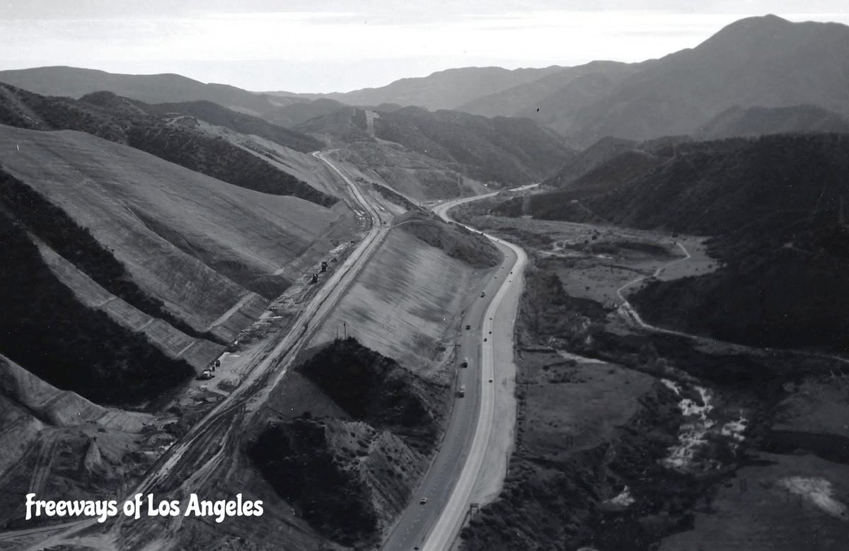 FreewaysLA's tweet image. 1966 & 2021 - Looking SE over I-5 north of Pyramid Lake. Ridge Route Alternate (US-99), now Pyramid Lake Road, at center. Segment of US-99 at top is now underwater. Pyramid Lake and Reservoir were completed in 1973 (DOH D7 Archives & Google Earth photos).