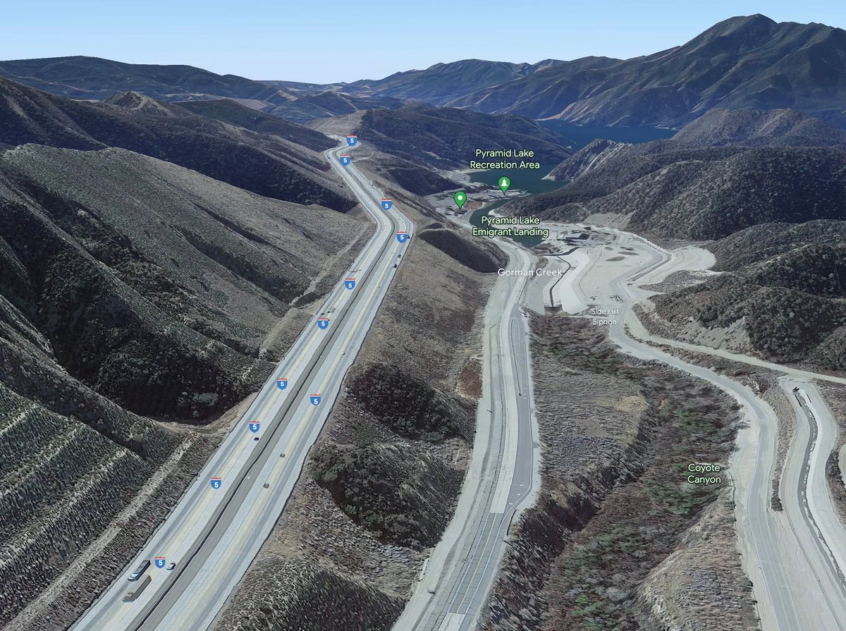 FreewaysLA's tweet image. 1966 & 2021 - Looking SE over I-5 north of Pyramid Lake. Ridge Route Alternate (US-99), now Pyramid Lake Road, at center. Segment of US-99 at top is now underwater. Pyramid Lake and Reservoir were completed in 1973 (DOH D7 Archives & Google Earth photos).