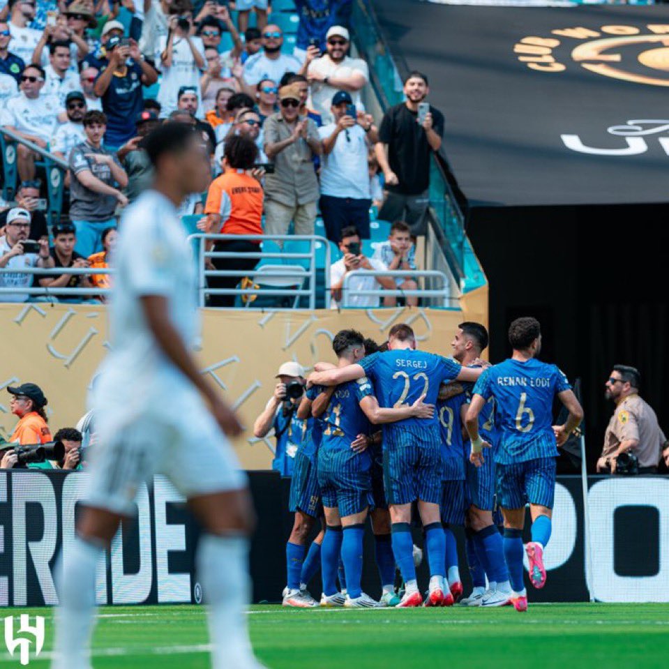 العالم بأكملة .. بتوقيت #الهلال 💙

 #الهلال_ريال_مدريد