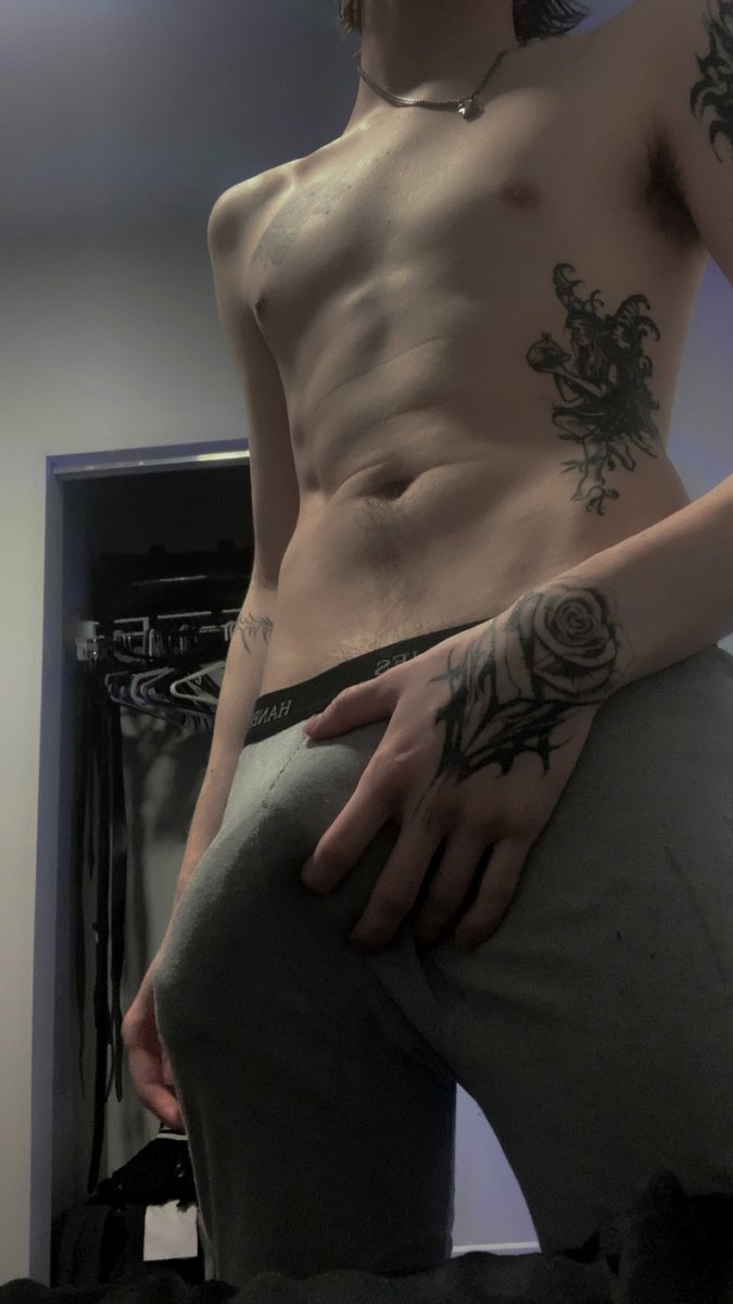 SilasOctober's tweet photo. Hii 🖤^-^ I hope everyone enjoys my content! #nsfw #alt #eboy #altboy #bulge #follow #onlyfans #underwear #greysweatsking https://t.co/qg4oTn2cEH