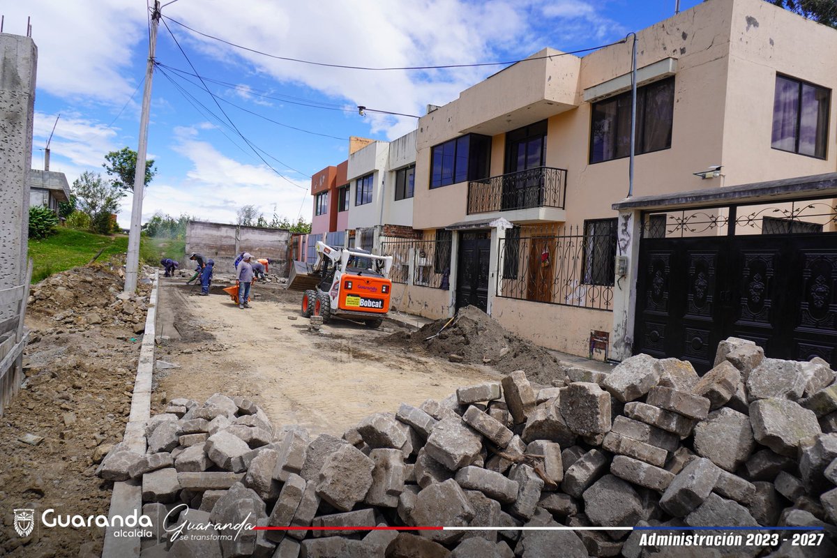 IntiYumbayT's tweet photo. ¡Arrancó el adoquinado! 🚧
Paso a paso, vamos dejando atrás el polvo y el lodo para dar paso a un camino digno, seguro y duradero para todas las familias.

¡El progreso ya se camina! 💪🏽

#ConLaGenteSiempre https://t.co/zQfiwZZbsB