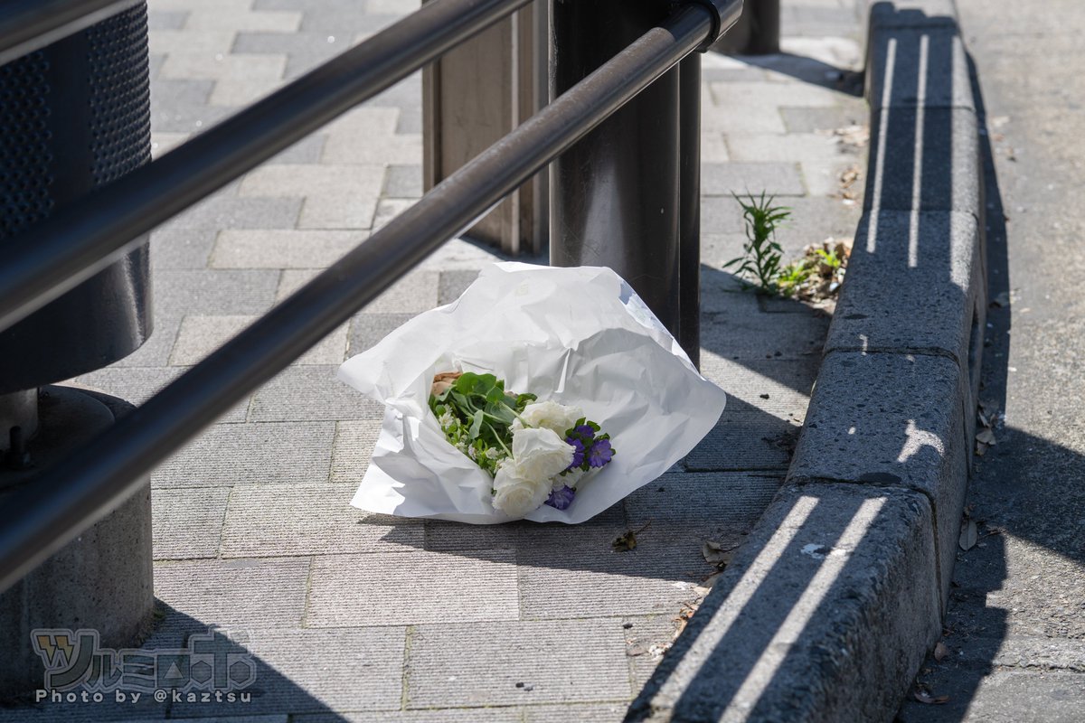 秋葉原・中央通り交差点6/7 前日。ことしはこの日以前に供えられてはいなかった