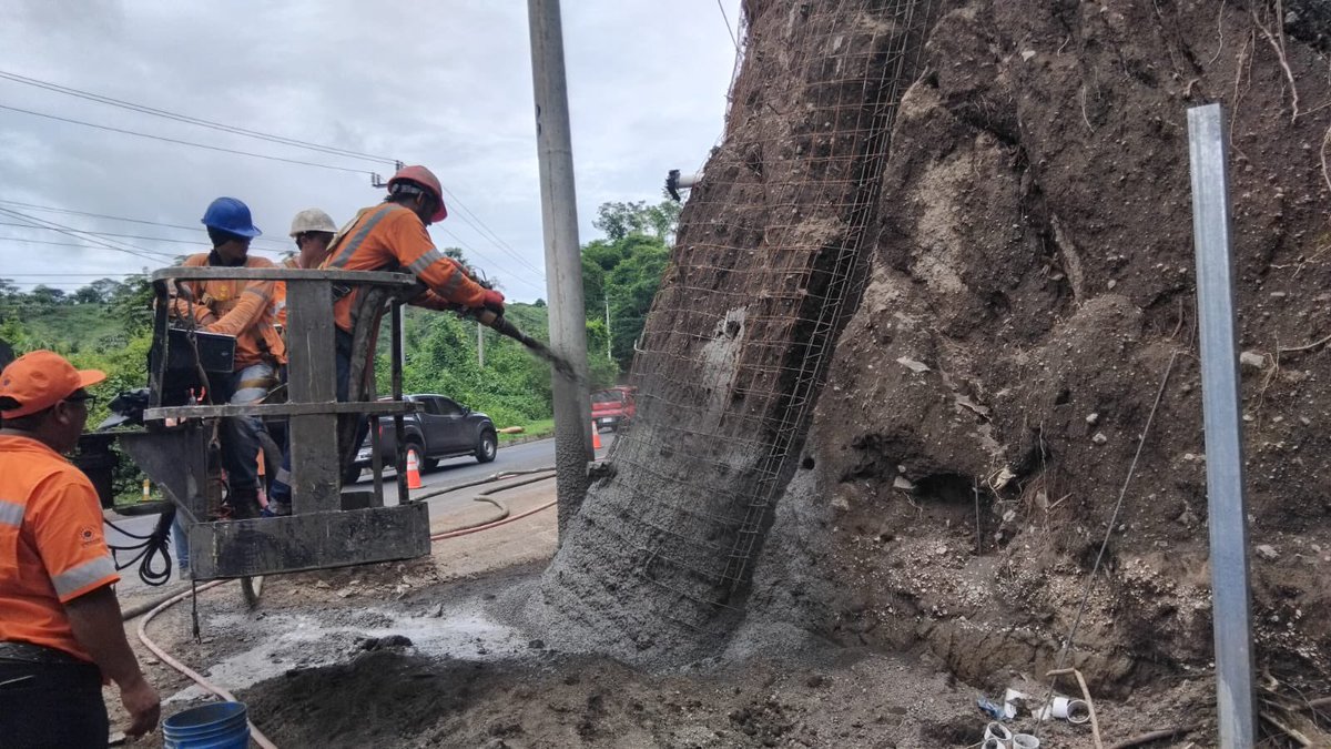 Los equipos del Gobierno trabajan en obras de mitigación de un talud ubicado en la carretera Panamericana, desde el desvío de Mercedes Umaña hasta el desvío de El Triunfo, Usulután.