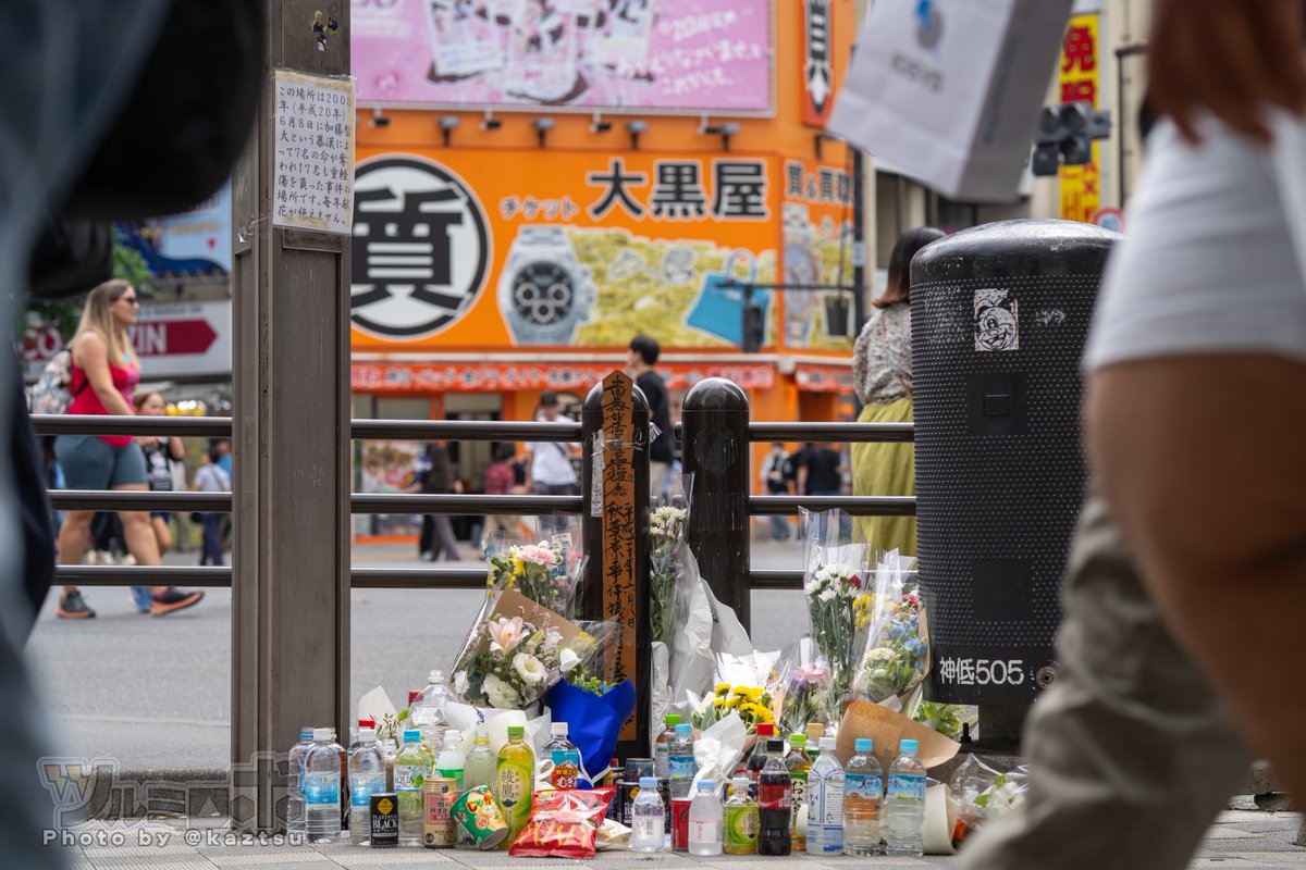 秋葉原・中央通り交差点 6/8 当日。午後からは歩行者天国開催。時間経過とともに花と飲みものが増えている