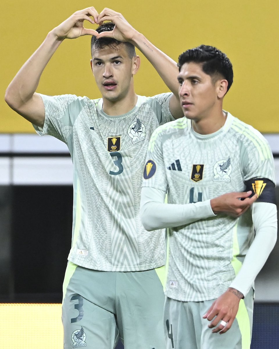 Zequi18R's tweet photo. ¡LO GANÓ MÉXICO! 🇲🇽 🎊🎉

La selección mexicana consiguió su segunda victoria de la Copa Oro, tras derrotar en un partido que dejó mucho que desear por parte del tricolor y en donde la figura fue César Montes quien marcó doblete para darle el triunfo a México. 🇲🇽 https://t.co/bKijgoAdfy