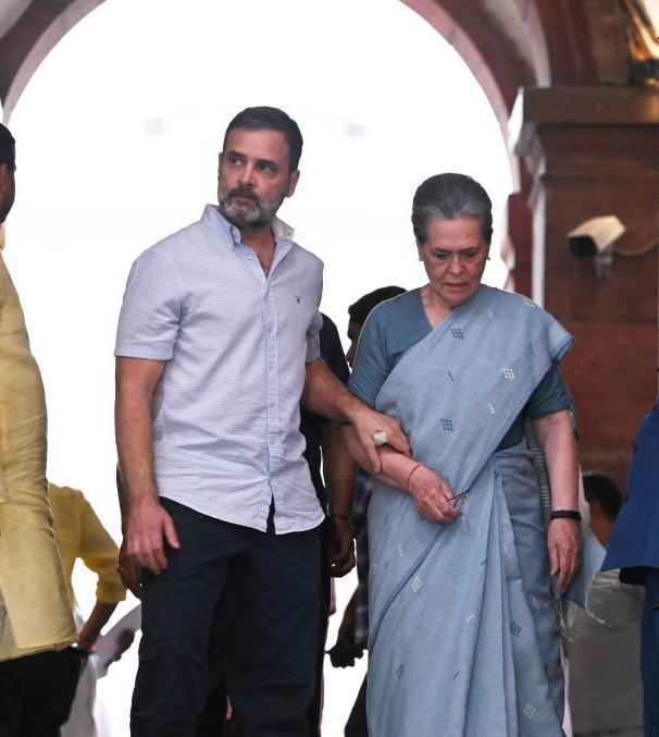 किसने कहा में आँधी के साथ हूँ  
गोडसे के दौर में राहुल गांधी के साथ हूँ 

#HappyBirthdayRahulGandhi