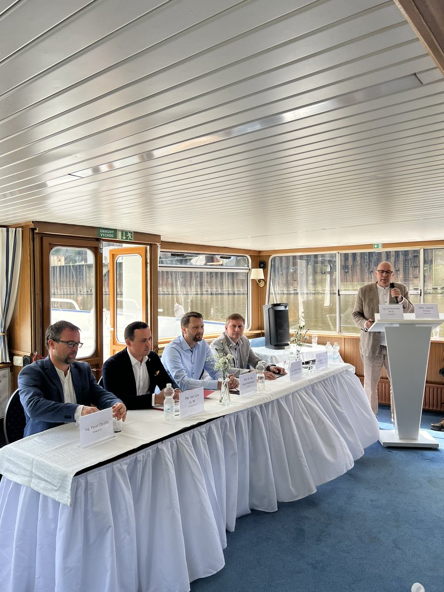 Včera byl zahájen dialog s klíčovými aktéry ke zlepšení plavebních⚓️podmínek na Labi v rámci nového procesu EIA projektu Plavební stupeň Děčín❤️. <a href="/rvc_cr/">Ředitelství vodních cest ČR</a> <a href="/min_dopravy/">Ministerstvo dopravy</a> #vnitrozemskaplavba