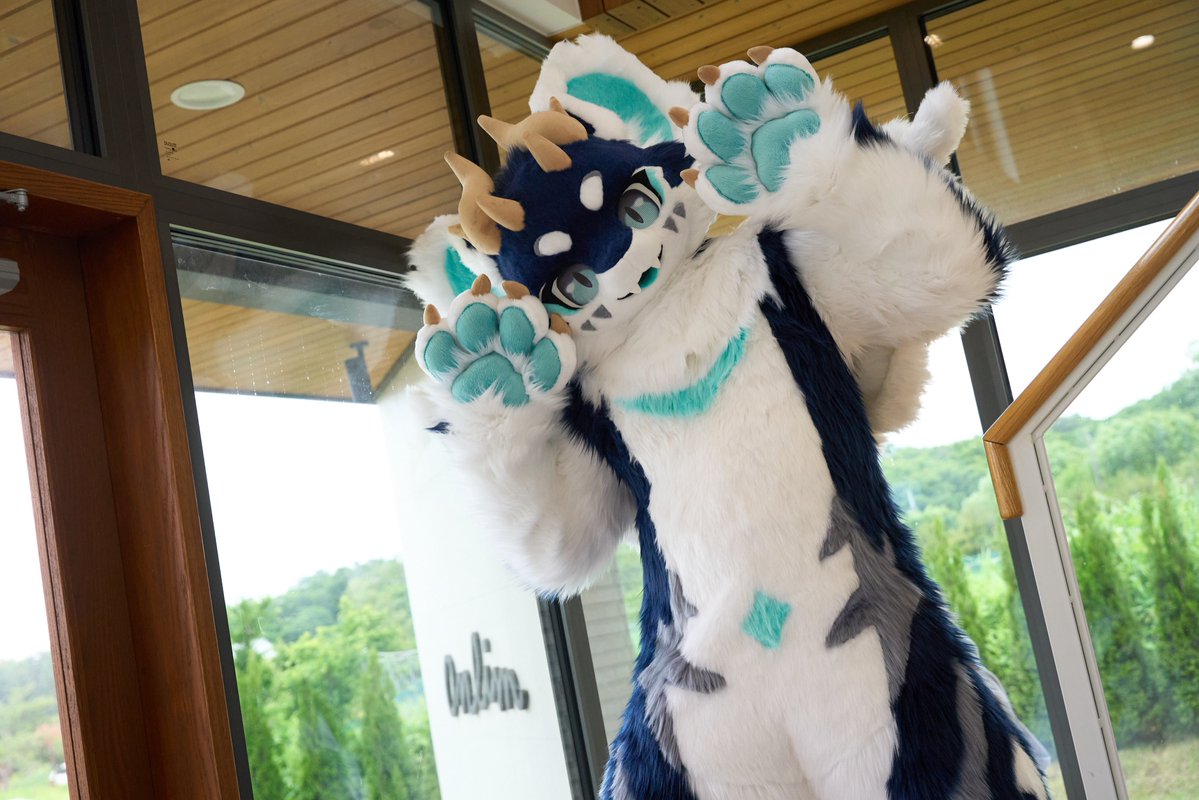데뷔 이벤트는 퍼:레이드로 정했다!
다들 많이 놀아줘! 잘 부탁드립니다!💙
#FursuitFriday 

📸:<a href="/kemochuki/">Chuki</a>