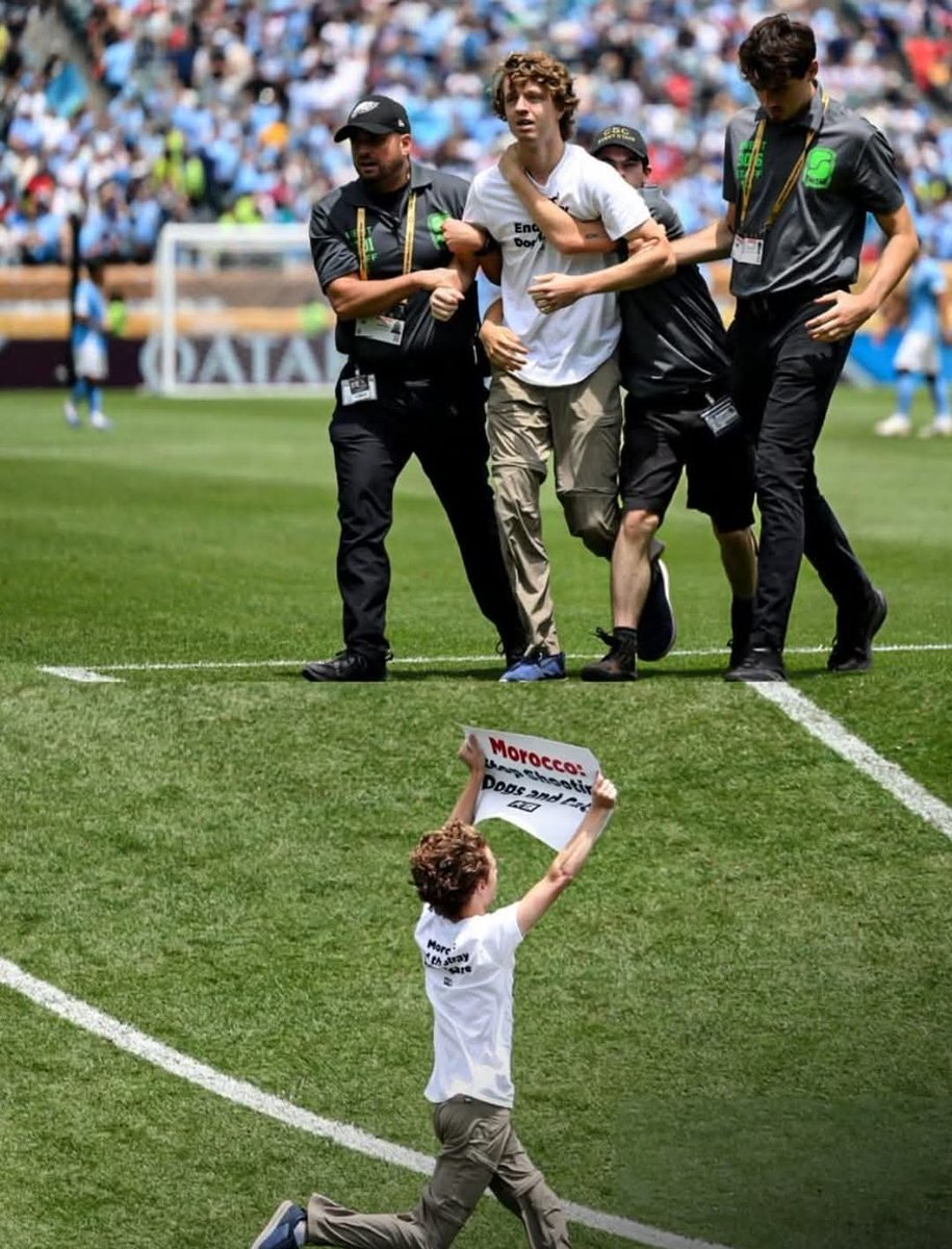 مالقى مايقول ...
متسلّل امريكي للملعب في مباراة الوداد ومانشستر سيتي يحمل لافتة مكتوب عليها: !!

المغرب: أوقفوا قتل القطط والكلاب..