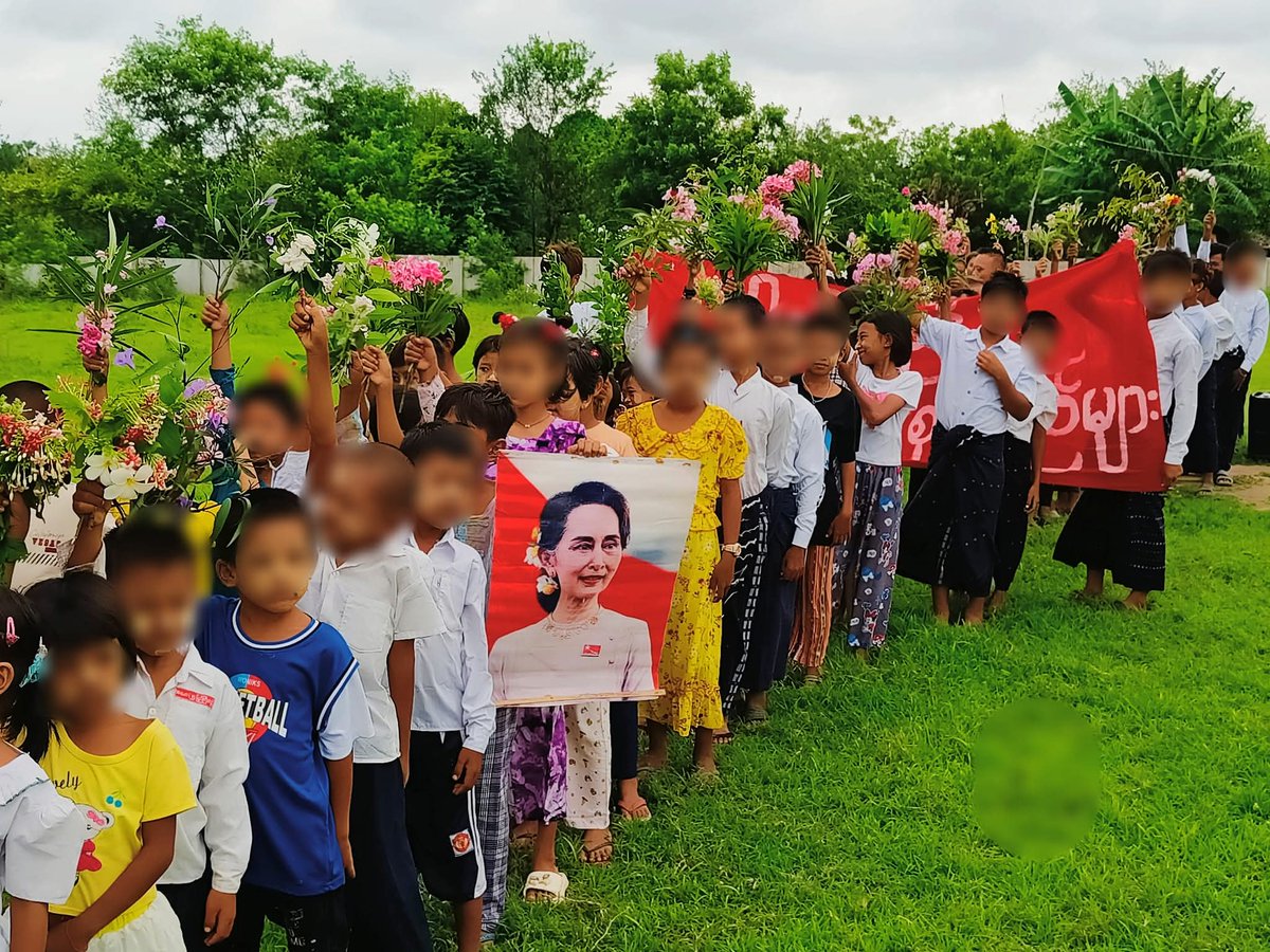LimMn2's tweet photo. Happy Birthday "Grandma Suu"
Now you're 80 but  I hope your health will not be 80. And after you're free from prison, I'd like to see you face to face again. The whole Burma #Myanmar always deliver their love on you holding up roses.🌹
#AungSanSuuKyi #WhatsHappeninglnMyanmar https://t.co/30ehP05RCI