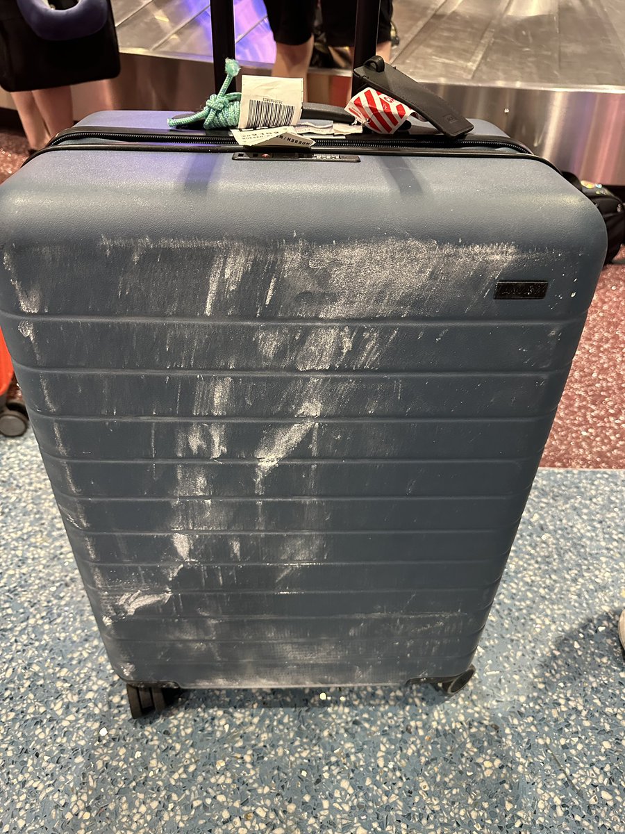 mikenoeee's tweet photo. @SouthwestAir I just arrived in Las Vegas on Flight WN2152 from Austin. Can you tell me what happened for this to occur? Normal wear &amp; tear on baggage is obviously expected but this is crazy &amp; is a $400 suitcase. Very disappointed. https://t.co/aEMIDtchZC