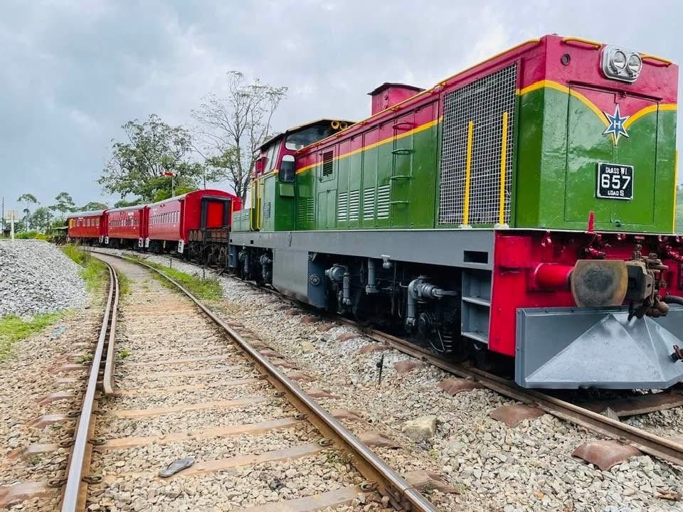 නානුඔය දියඇලි පෙනන මානයේ දුම්රියක් තුළ නවාතැන් ගැනීමට ඔබත් කැමතිද?😍 

"Odyssey Camper" 

සංචාරයට ප්‍රිය සැමට පෙර නොවූ විරූ අත්දැකීමක් ලබාදීමට ශ්‍රී ලංකා දුම්රිය සේවය සූදානම්. 💚 

ඒ අනුව නානුඔය දුම්රිය ස්ථානයට ආසන්නව ස්ථිරව ස්ථාපිත කර ඇති මෙම දුම්රියේ ඔබටත් රාත්‍රියක් ගත කිරීමට