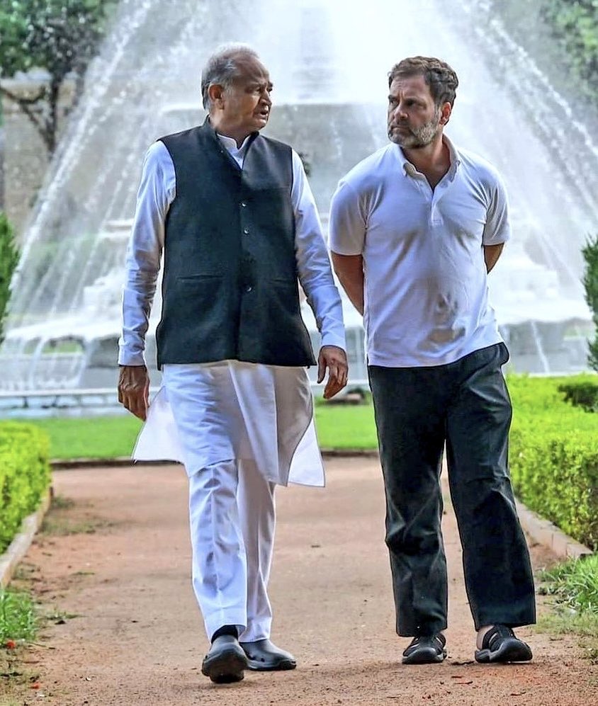 जन जन की आवाज लोकसभा में नेता प्रतिपक्ष श्री राहुल गांधी जी को जन्मदिन की हार्दिक बधाई एवं शुभकामनाएं । 
मैं ईश्वर से आपके अच्छे स्वास्थ्य एवं दीर्घायु होने की प्रार्थना करता हूं।
<a href="/RahulGandhi/">Rahul Gandhi</a> <a href="/INCIndia/">Congress</a> <a href="/ashokgehlot51/">Ashok Gehlot</a>