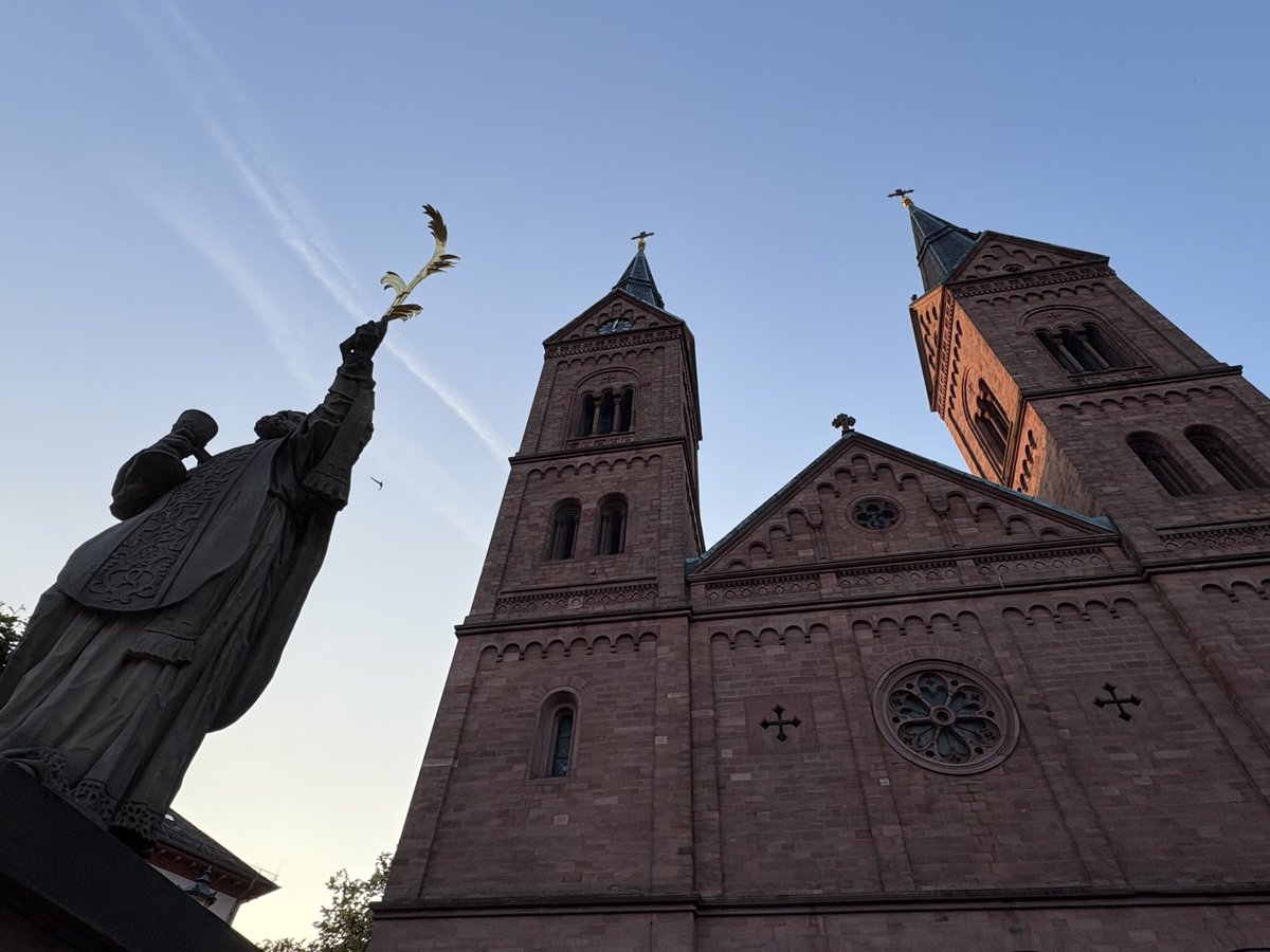 Die Glocken läuten den Feiertag ein. Und vom Rathausturm spielt die Stadtkapelle das Te Deum. Fronleichnam, morgens halb sechs in Seligenstadt. Procedamus in pace.