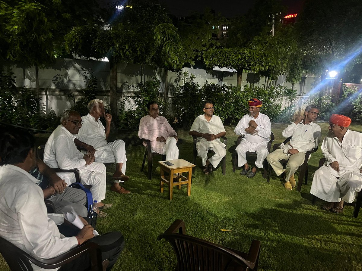 📍 जन संवाद और समाधान की दिशा में एक और कदम

बुधवार शाम जयपुर स्थित राजकीय आवास पर लूणी विधानसभा क्षेत्र के विभिन्न गांवों से पधारे देवतुल्य वरिष्ठ जनों से आत्मीय मुलाकात कर उनके अनुभवों को सुना और क्षेत्र से संबंधित समस्याओं व सुझावों को ध्यानपूर्वक जाना।

जनता की अपेक्षाएं