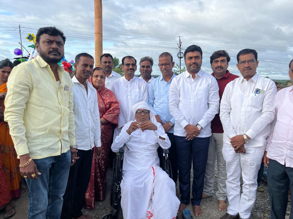 आज पडेगाव येथे श्री गजानन महाराजांच्या पवित्र पालखीचे मनोभावे दर्शन घेतले. हा केवळ एक वार्षिक सोहळा नाही, तर आमच्या विटेकर कुटुंबाच्या अखंड श्रद्धेची, निष्ठेची आणि भक्तीची एक पवित्र परंपरा आहे.

गेल्या ४०-५० वर्षांपासून आमचे कुटुंब दरवर्षी महाराजांच्या पालखीचे दर्शन घेण्यासाठी