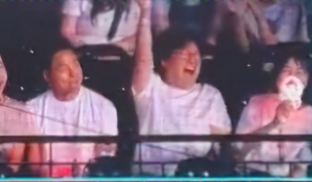 cinnamoonhyune's tweet photo. wait, hyunjin's parents are next to chan's parents?? look at his silly papa hwang making mama hwang laugh 🥹 https://t.co/w5uC7bVEhA