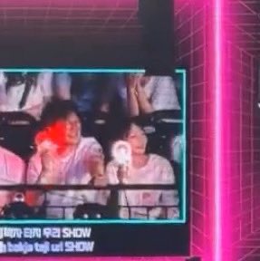 cinnamoonhyune's tweet photo. wait, hyunjin's parents are next to chan's parents?? look at his silly papa hwang making mama hwang laugh 🥹 https://t.co/w5uC7bVEhA