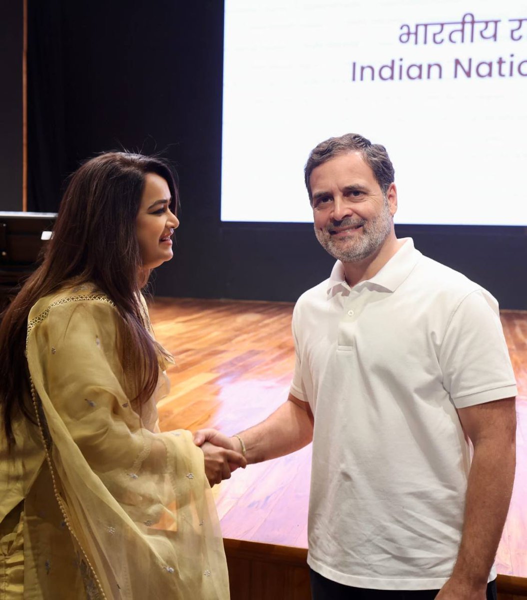 भारत के नेता प्रतिपक्ष और करोड़ों दलितों, पिछड़ों, आदिवासी, शोषित महिलाएं, बेरोजगार युवाओं और तमाम दबे कुचलों के मसीहा, श्री <a href="/RahulGandhi/">Rahul Gandhi</a> जी को जन्मदिन की हार्दिक बधाई। 

भगवान आपको स्वस्थ और सूखी रखें। 🙏🏻
#HappyBirthdayRahulGandhi